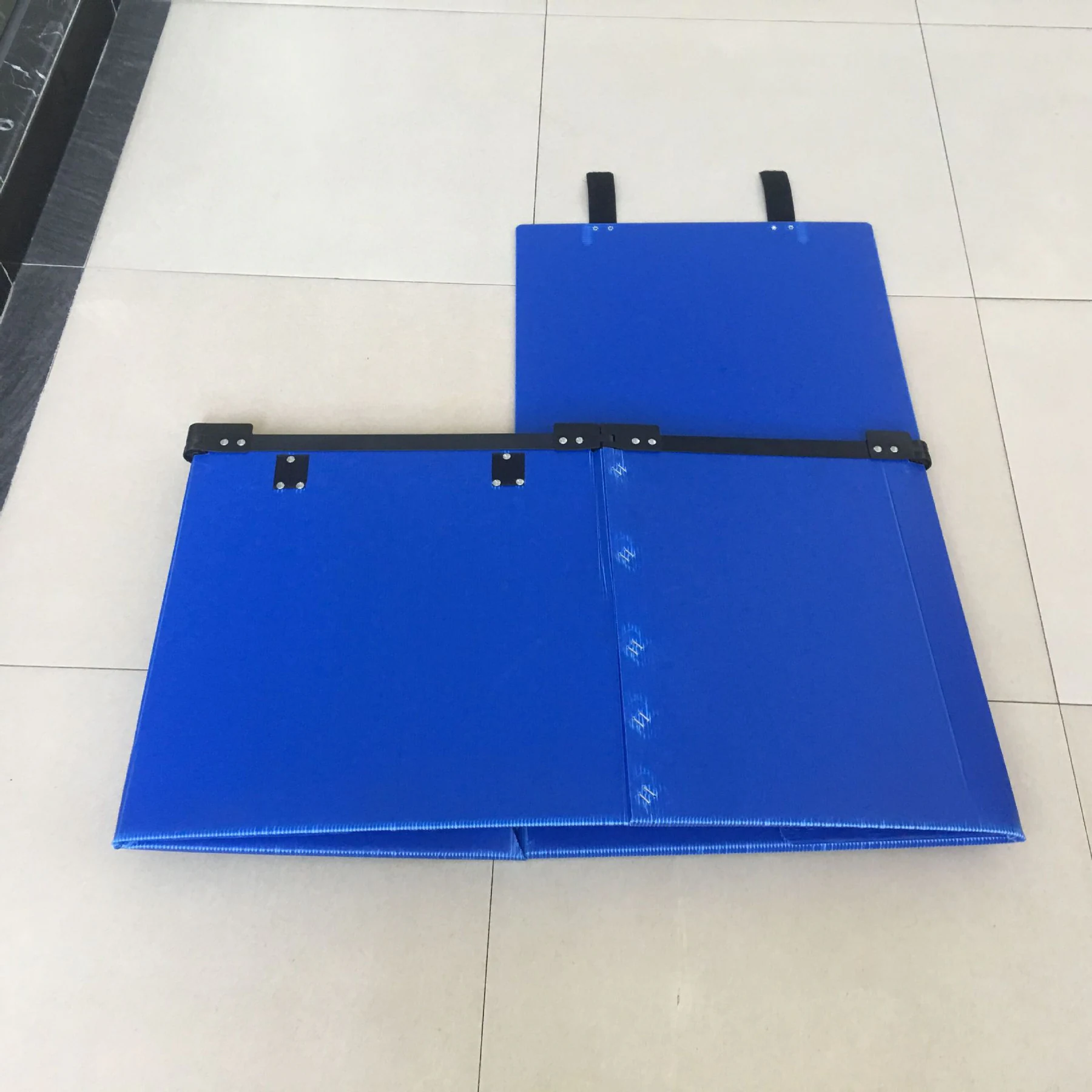 展开状态的蓝色 PP 中空板折叠周转箱实拍