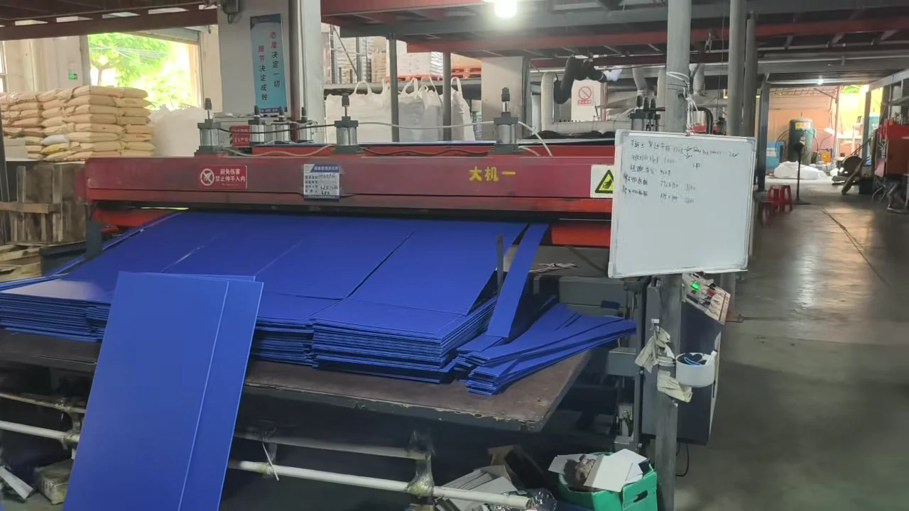 金迈工厂自动模切设备加工蓝色 PP 中空板