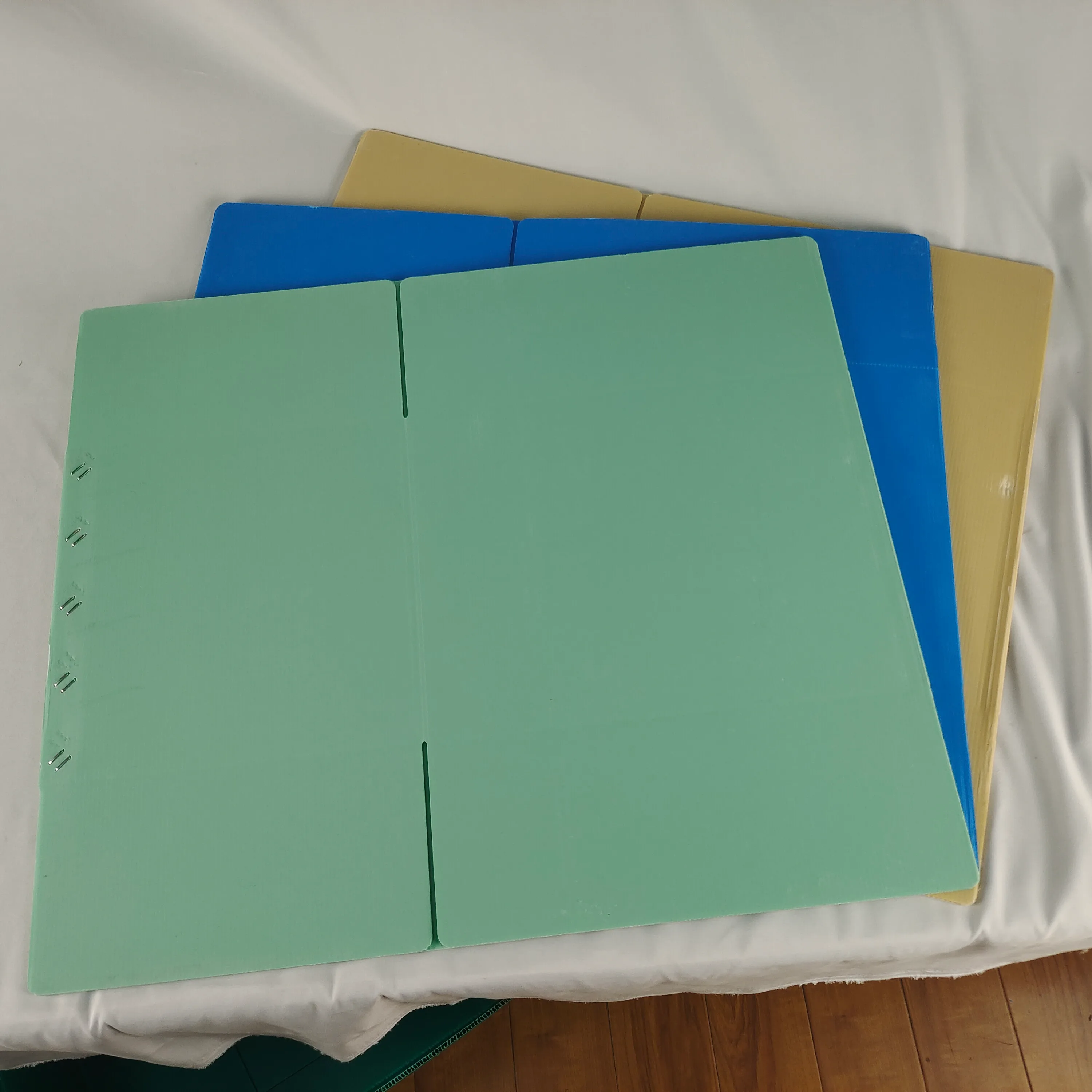 PP 中空板周转箱折平后的板件状态