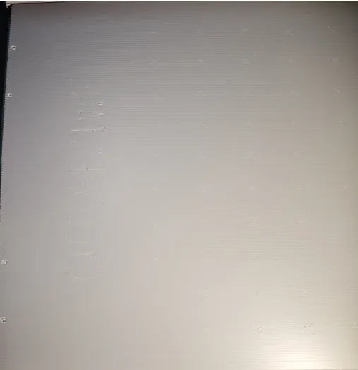 灰色 PP 中空板冰箱后背板表面压线与孔位细节